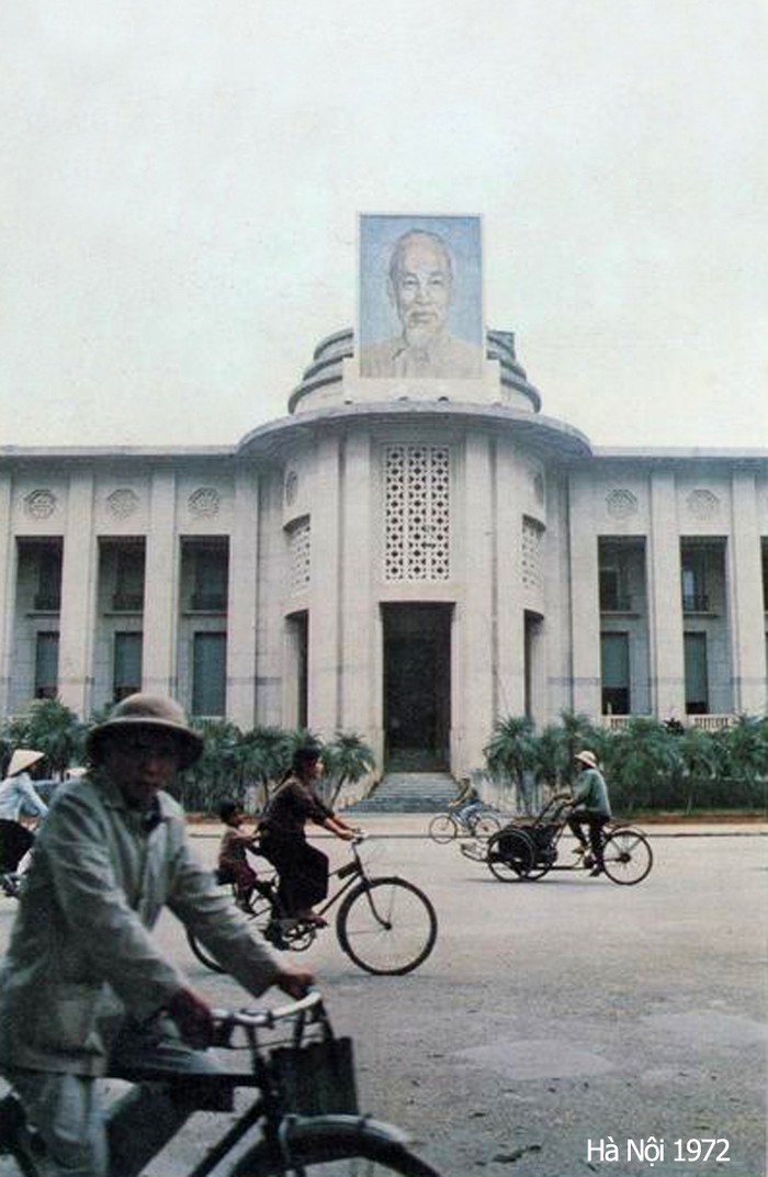 Hà Nội năm 1973, trước Ngân hàng Nhà nước trên đường Lý Thái Tổ.